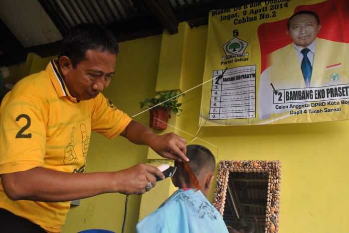 Bagi Yang Menumbuhkan Rambut Bisa Cukur Rambut Gratis Oleh Seorang Caleg Golkar